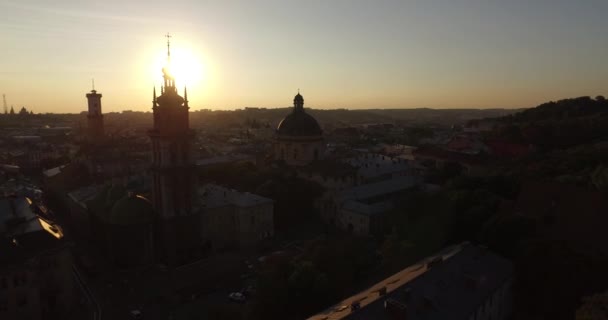 Anténa staré město Lvov, Ukrajina. Střední část starého města. Evropské město. Hustě osídlené oblasti, města. — Stock video