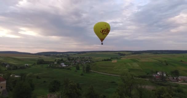 Vista aérea Balões de ar voando sobre vales na Ucrânia — Vídeo de Stock