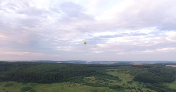 Globos aéreos volando sobre valles en Ucrania. Turistas de todo el mundo vienen a Ucrania para hacer un viaje en globos aerostáticos . — Vídeos de Stock