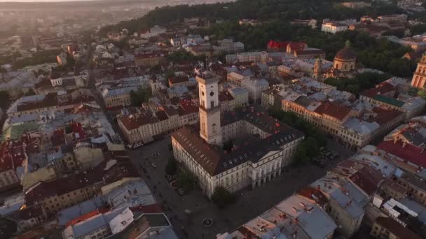 Gök olayları eski şehri Lviv, Ukrayna. Eski şehir merkezi parçası. Avrupa şehir. Şehrin yoğun nüfuslu alanlar. Belediye Binası. Lviv Merkezi. Ratush — Stok video