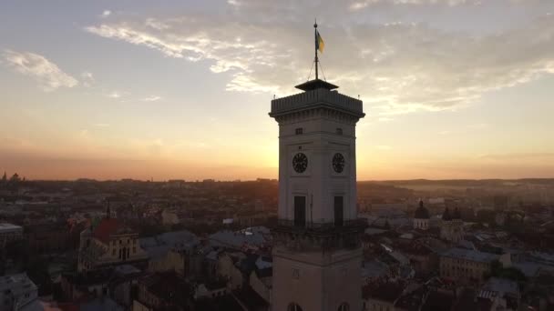 Gök olayları eski şehri Lviv, Ukrayna. Eski şehir merkezi parçası. Avrupa şehir. Şehrin yoğun nüfuslu alanlar. Belediye Binası. Lviv Merkezi. Ratush yağmur Lviv sonra — Stok video