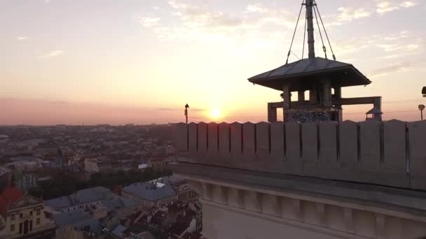 Antena starego miasta we Lwowie, Ukraina. Ratush po deszczu. Centralnej części starego miasta. Europejskie miasto. Obszary gęsto zaludnione miasta. Town hall. We Lwowie centrum. — Wideo stockowe