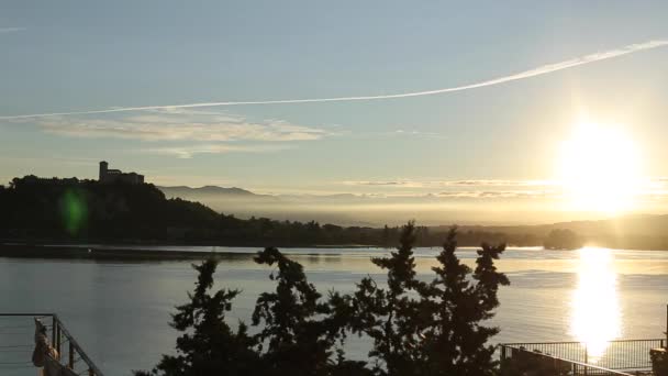 Zeitraffer bei Sonnenuntergang der Stadt Arona, von der anderen Seite des Flusses — Stockvideo