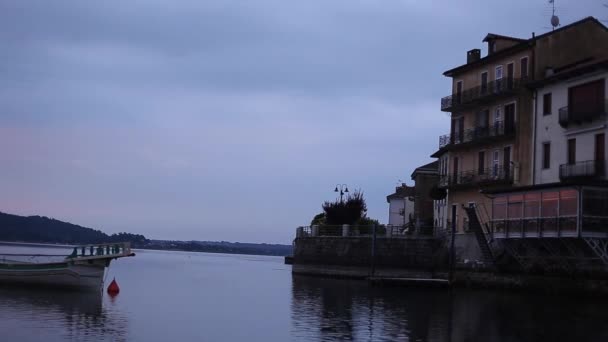 Zeitraffer der Stadt Arona, von der anderen Seite des Flusses — Stockvideo