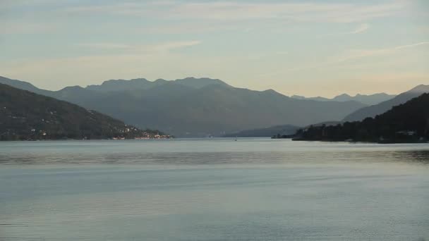 Ηλιοβασίλεμα Time-Lapse της πόλης Arona, από την απέναντι όχθη του ποταμού στην Ιταλία — Αρχείο Βίντεο