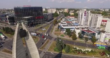 Rzeszow şehir merkezinde öğle acele saat trafik güçlü güneş tatili, Polonya'da 20st Ağustos 2015 alınan ile bulutlu bir günde