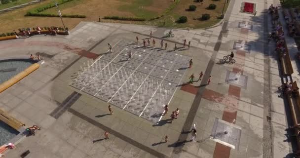 Rzeshow Aerial Shots about Young Boys on Bike Raffreddamento a Fountain in the City in Summertime Polonia — Video Stock