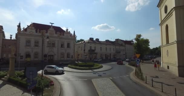 Centro de la ciudad aérea de Rzeszow Fotos de la hora punta del mediodía Tráfico Tomado en Polonia el 22 de agosto de 2015 — Vídeos de Stock