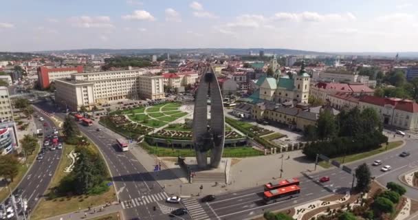 Rzeszow centro da cidade aérea do meio-dia tráfego hora de ponta tomada na Polônia em 21 Agosto 2015 — Vídeo de Stock