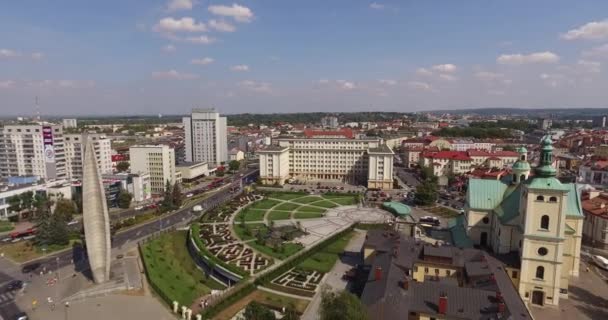 Rzeszow légi felvételek délben csúcsforgalom forgalom venni a lengyelországi 22st augusztus 2015-re a város központjában — Stock videók