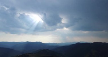 Dağların üzerinden hava görünümünü uçuş. Ukrayna. Sunevyr. Uçan gökyüzü üzerinde. Orman Vadisi. Sabah sis. 4 k çözünürlük