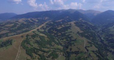 Dağların üzerinden hava görünümünü uçuş. Ukrayna. Sunevyr. Uçan Nehri. Orman Vadisi. Sabah sis. 4 k çözünürlük