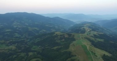 Dağların üzerinden hava görünümünü uçuş. Ukrayna. Sunevyr. Ağaçlar üzerinde uçan. Orman Vadisi. Sabah sis. 4 k çözünürlük
