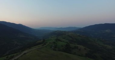 Dağların üzerinden hava görünümünü uçuş. Ukrayna. Sunevyr. Ağaçlar üzerinde uçan. Orman Vadisi. Sabah sis. 4 k çözünürlük