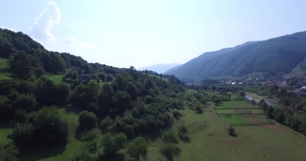 Vuelo Vista Aérea sobre las Montañas. Ucrania. Sunevyr. Volando sobre los árboles. Forest Valley. Niebla matutina. Resolución 4K — Vídeo de stock