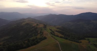 Havadan görünümü Ukrayna. Sunevyr. Dağların üzerinden uçuş. Ağaçlar üzerinde uçan. Orman Vadisi. Gün batımı gün. 4 k çözünürlük