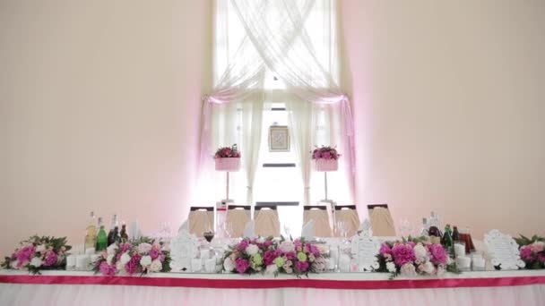 Banquete de casamento de decoração. Interior de um salão de casamento Decoração pronta para missões. Bela sala para Cerimônias e Casamentos — Vídeo de Stock