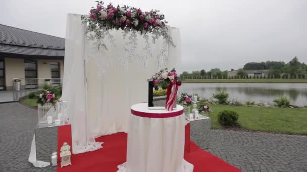 Interior de una sala de bodas Decoración lista para misiones. Hermosa habitación para Ceremonias y Bodas. Concepto de boda — Vídeo de stock