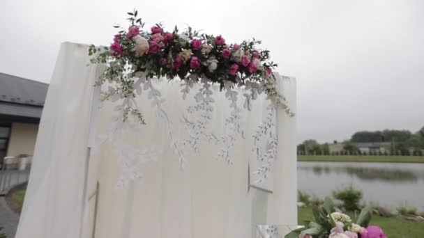 Dekorace Svatební hostina. Krásný prostor pro obřady a Weddings.Wedding koncept — Stock video
