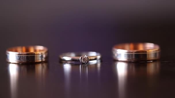 Свадебное кольцо на фоне стола — стоковое видео