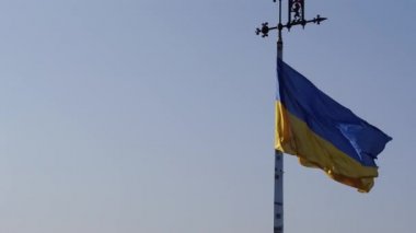 Şehri Lviv güzellikler üstünde uçan hava atış Ukrayna ulusal bayrak. Ukrayna 4 k zafer. Zafer kahramanları