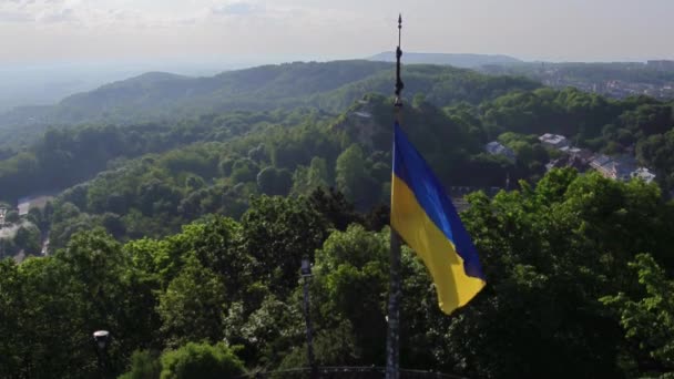 Aerial strzał ukraiński Flaga narodowa Latanie na szczycie piękna Panorama Lwowa. 4k — Wideo stockowe