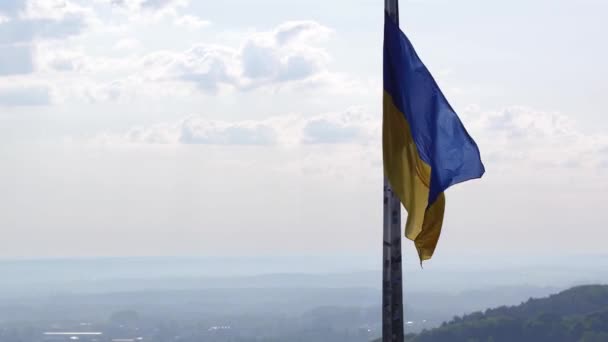 Drapeau ukrainien flottant au-dessus du magnifique panorama de la ville Lviv.Vue Aérienne — Video