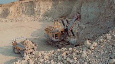 Opencast Maden Sahasında Cevherin Ağır Damperli Kamyona Yüklenmesi Havadan Vuruldu