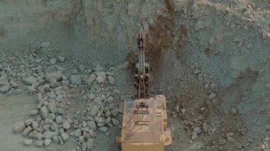 Ultrahd Opencast Madencilik Sitesinde Ağır Damperli Kamyon Içine Cevher Yükleme