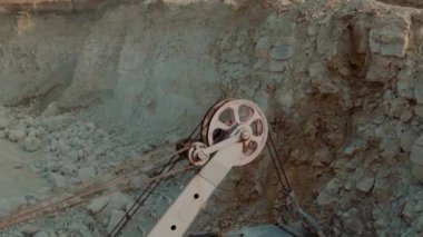 4k Uhd Opencast Madencilik Sitesinde Ağır Damperli Kamyon Içine Cevher Yükleme