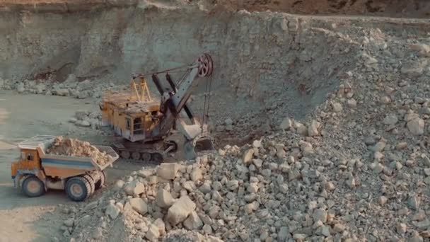 Загрузка руды в тяжелый мусоровоз на открытой шахте в 4k — стоковое видео