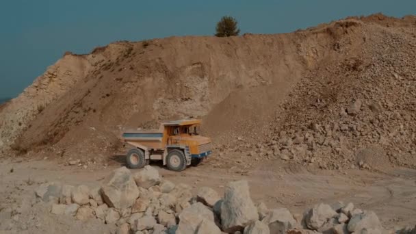 Montagna delle cave. Caricato minerale Dump pesante andare per una carriera. Fotografia aerea — Video Stock