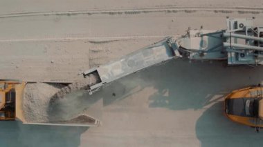 Lime Merhelevyy Kariyer büyük bir damperli kamyon yükleme