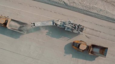 Kireçtaşı Ocağında Büyük Bir Kamyon Yükleniyor. 4k'da havadan ateş