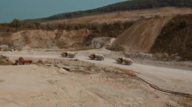 Kireç Ocağı Merhelevyy Üzerinde Seyahat Üç Büyük Kamyon. Havadan video