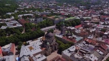 Lviv Çatılar ve Sokaklar Havadan Görünümü, Ukrayna Dominik Sobor Lviv 50fps içinde