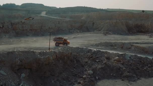 Volcado de mineral cargado, fue a la cantera con piedras — Vídeos de Stock