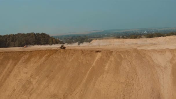 Bulldozer in zandbak zand ontvouwt — Stockvideo