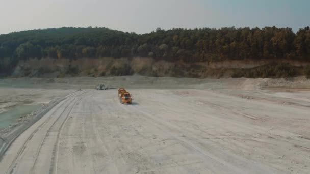 Vidéo aérienne. Trois grands camions voyageant sur la carrière de chaux Merhelevyy — Video