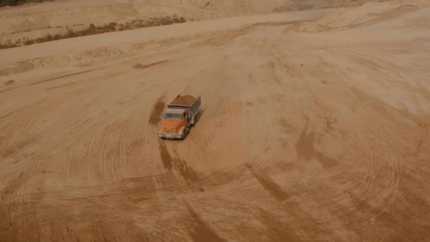 LKW beladen mit Sand, der durch den Sandschacht fährt. Luftbild — Stockvideo