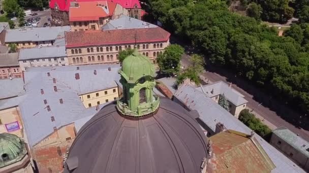 Lviv daken en straten Aerial view, Oekraïne Dominicaanse Sobor in Lviv traag 1080 50fps — Stockvideo