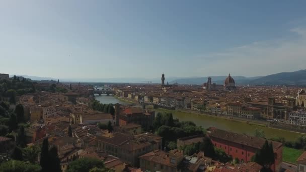 Widok z lotu ptaka piękne pejzaże Florencji z katedrą Santa Maria del Fiore, Florencja, Toskania, Włochy. wideo lotnicze 4K z panoramicznym ruchem. — Wideo stockowe