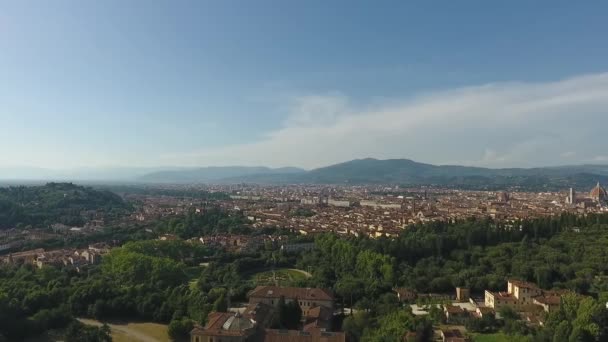 Vista aérea Hermoso paisaje urbano de Florencia con la Villa Cora, Florencia, Italia. 4K — Vídeo de stock