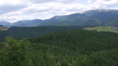 Dağların Üzerinden Havadan Görünüm Uçuşu. Ukrayna. Bukovel. Gökyüzünün üzerinde uçuyor. 4k Ultrahd