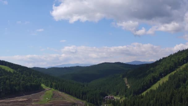 Voo com vista aérea sobre as montanhas. Ucrânia. Bukovel. Voando sobre o céu. 4K — Vídeo de Stock