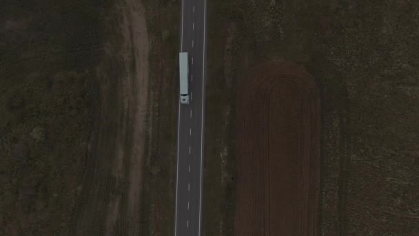 Articulated Truck Road Goes Through Fields (en inglés). Vídeo aéreo en 4k — Vídeo de stock