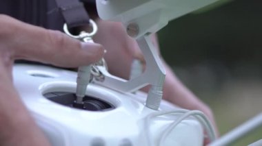 Quadcopter kullanan adam. Hexacopter uçan makine Drone ile uzaktan kumanda 4 k