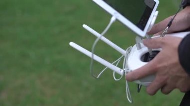 El kullanarak uzaktan kumanda, radyo kontrollü robot oyuncak araç Motor gürültü ile. Atış, statik kamera Sony 4 k yukarı kapatın