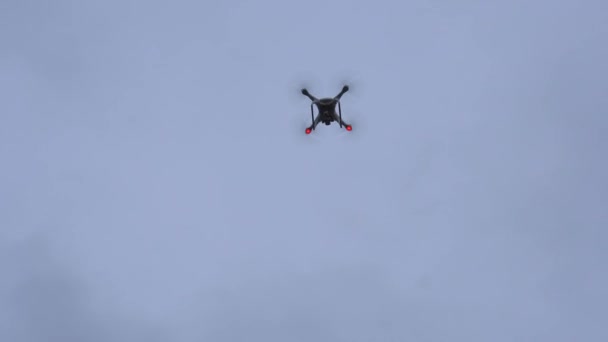 Drone professionnel volant dans les airs, dans une vidéo 4k prise de vue aérienne 