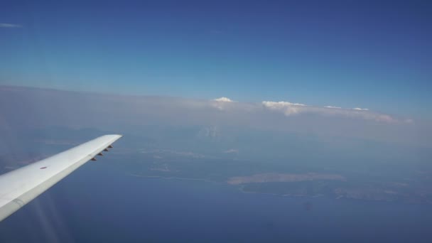 Viajando de avião. Voo sobre Montenegro. Vista através de uma janela de avião. 4k — Vídeo de Stock